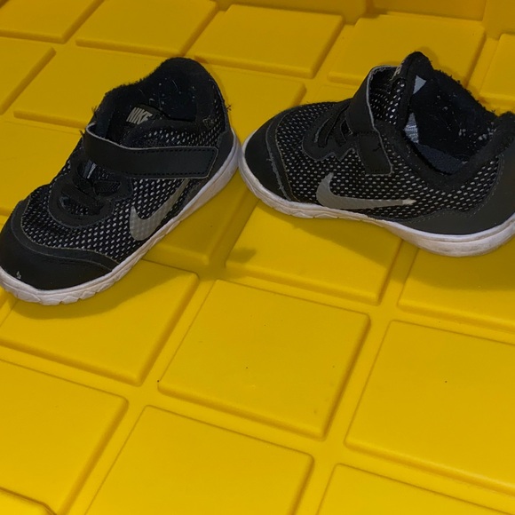 Nike Kids Black and White Mesh Velcro Sneakers toddler size 7 - Picture 3 of 6